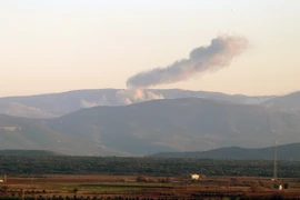 Khói bốc lên tại vùng Afrin của Syria nhìn từ tỉnh biên giới Hatay giữa Thổ Nhĩ Kỳ-Syria ngày 20/1. (Nguồn: THX/TTXVN)