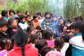 Học sinh miền núi sưởi ấm khi đến lớp. (Ảnh: Minh Đức/TTXVN)