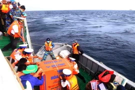 Vận chuyển hàng quà, nhu yếu phẩm vào đảo Núi Le A. (Ảnh: Quang Quyết/TTXVN)