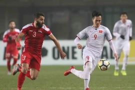 Pha tranh bóng giữa cầu thủ hai đội U23 Việt Nam và U23 Syria. (Ảnh: Hoàng Linh/TTXVN)