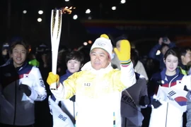 Ông Lee Kee-heung, Chủ tịch Ủy ban Olympic và Thể thao Hàn Quốc tham gia hành trình rước đuốc Olympic mùa Đông Pyeogchang 2018, tại Khu liên họp thể thao Jamsil, Đông Nam Seoul. (Nguồn: Yonhap/TTXVN)