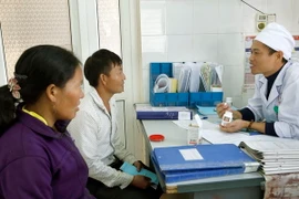 Tư vấn điều trị ARV sớm tại cộng đồng. (Ảnh: Dương Ngọc/TTXVN)