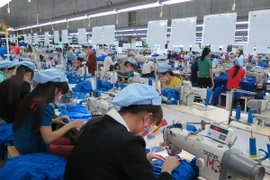 Dây chuyền sản xuất tại Công ty Cổ phần Dệt May Huế. (Ảnh: Quốc Việt/TTXVN)