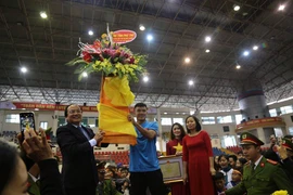 Hàng nghìn người dân Phú Thọ hân hoan chào đón Hà Đức Chinh