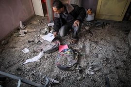 Một căn nhà bị phá hủy sau một vụ oanh tạc của máy bay Israel ở thị trấn Bei Lahia, Dải Gaza. (Nguồn: THX/TTXVN)