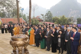 Phó Chủ tịch thường trực Quốc hội Tòng Thị Phóng và đoàn công tác dâng hương tại Nhà tưởng niệm Bác Hồ huyện Thuận Châu, tỉnh Sơn La. (Ảnh: Phương Hoa/TTXVN)