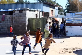 Người dân Libya rời bỏ nhà cửa ở thị trấn Tawargha, Nam Mistrata tới lánh nạn ở Tripoli. (Nguồn: AFP/TTXVN)