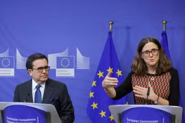 Bộ trưởng Kinh tế Mexico Ildefonso Guajardo (trái) và Cao ủy Thương mại EU Cecilia Malmstrom tại buổi họp báo sau cuộc họp về quan hệ thương mại EU-Mexico ở Brussels, Bỉ ngày 21/12/2017. (Nguồn: AFP/TTXVN)