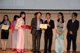 Tham tán Đại sứ quán Việt Nam tại Nhật Bản Phạm Huy Phương trao bằng khen cho chủ tịch các chi hội VYSA. (Ảnh: Thành Hữu/Vietnam+)