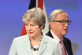 Thủ tướng Anh Theresa May (trái) và Chủ tịch Ủy ban châu Âu Jean-Claude Juncker trong một cuộc gặp tại Brussels (Bỉ). (Nguồn: AFP/TTXVN)