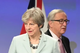 Thủ tướng Anh Theresa May (trái) và Chủ tịch Ủy ban châu Âu Jean-Claude Juncker trong một cuộc gặp tại Brussels (Bỉ). (Nguồn: AFP/TTXVN)