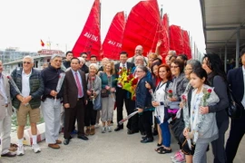 Những vị khách quốc tế đầu tiên xông vịnh Hạ Long năm 2018. (Ảnh: Trung Nguyên/TTXVN)