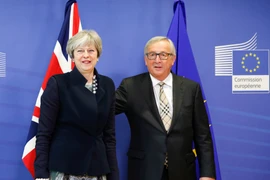 Thủ tướng Anh Theresa May (trái) và Chủ tịch EU Jean-Claude Juncker trong một cuộc gặp tại trụ sở EU ở Brussels (Bỉ). (Nguồn: THX/TTXVN)