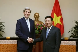 Phó Thủ tướng, Bộ trưởng Bộ Ngoại giao Phạm Bình Minh tiếp Cựu Ngoại trưởng Hoa Kỳ John Kerry. (Ảnh: Nguyễn Dân/TTXVN)