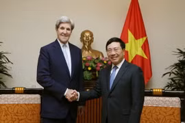 Phó Thủ tướng, Bộ trưởng Bộ Ngoại giao Phạm Bình Minh tiếp Cựu Ngoại trưởng Hoa Kỳ John Kerry. (Ảnh: Nguyễn Dân/TTXVN)