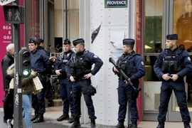 Cảnh sát Pháp tăng cường an ninh tại Paris. (Nguồn: AFP/TTXVN)