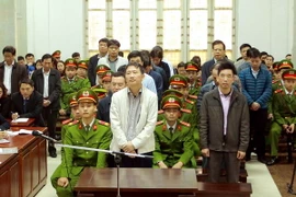 Bị cáo Trịnh Xuân Thanh và đồng phạm nghe tòa tuyên án. (Ảnh: An Đăng/TTXVN)