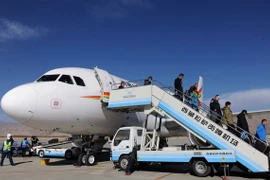 Hành khách xuống máy bay tại sân bay quốc tế Kongga ở Lhasa, Trung Quốc. (Nguồn: THX/TTXVN)