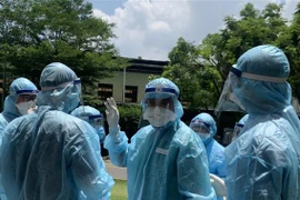 Lực lượng chức năng có mặt để xử lý phòng dịch tại chung cư Sunview Town (phường Hiệp Bình Phước, thành phố Thủ Đức). (Ảnh: Đinh Hằng/TTXVN)