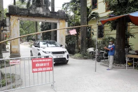 Các barie được dựng lên nhằm kiểm soát người ra vào các khu dân cư ở xã Đông Hội, huyện Đông Anh, Hà Nội. (Ảnh: Trần Việt/TTXVN)