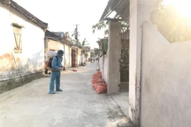 Lực lượng y tế phun tiêu độc khử trùng được tiến hành tại khu vực ngõ và nhà ở của ca bệnh 5046 (xã Thiệu Phúc, huyện Thiệu Hóa). (Ảnh: Hoa Mai/TTXVN)