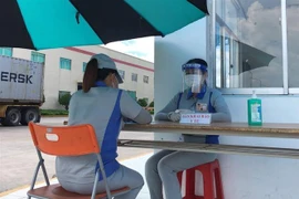 Tất cả công nhân của Công ty TNHH ắc quy CSB Việt Nam (Khu công nghiệp Nhơn Trạch 1, Đồng Nai) đều phải thực hiện khai báo y tế khi đến công ty. (Ảnh: Công Phong/TTXVN)