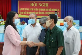 Phó Chủ tịch nước Võ Thị Ánh Xuân gặp gỡ, trao đổi với các cử tri trên địa bàn huyện Châu Thành, tỉnh An Giang. (Ảnh: Công Mạo/TTXVN)