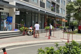 Khu vực bị cách ly y tế tại tòa nhà nhà S2.02 KĐT Vinhomes Ocean Park. (Ảnh: Minh Nghĩa/TTXVN)