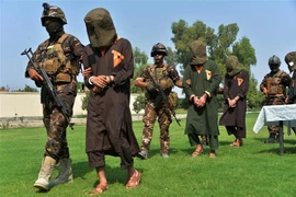Lực lượng an ninh Afghanistan áp giải các tay súng IS và Taliban tình nghi tại tỉnh Jalalabad ngày 1/10/2019. (Ảnh: AFP/TTXVN)