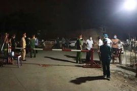 Chủ tịch UBND huyện Yên Lạc chỉ đạo công tác phòng chống dịch COVID -19 tại điểm chốt thôn Báo Văn 1. (Ảnh minh họa: Hoàng Hùng/TTXVN)