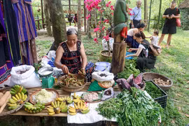 Các đặc sản của người Cơ Tu được trưng bày, bán để du khách thưởng thức. (Ảnh: Trần Lê Lâm/TTXVN)