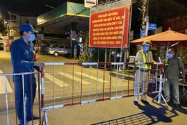 Lực lượng chức năng dựng chốt kiểm tra giao thông trên đường Lê Quang Định (phường 1, quận Gò Vấp, Tp. Hồ Chí Minh). (Ảnh: Hồng Giang/TTXVN)