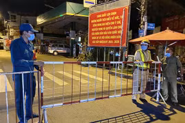 Lực lượng chức năng dựng chốt kiểm tra giao thông trên đường Lê Quang Định (phường 1, quận Gò Vấp, Tp. Hồ Chí Minh). (Ảnh: Hồng Giang/TTXVN)