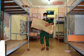 Chuẩn bị đồ dùng thiết yếu, đảm bảo nhu cầu sinh hoạt cho người cách ly tại khu cách ly ở Điện Biên. (Ảnh: TTXVN phát)