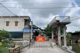 Cơ quan chức năng tiến hành phong tỏa tổ dân phố Tây Kênh, thị trấn Cổ Lễ, huyện Trực Ninh, tỉnh Nam Định. (Ảnh: Công Luật/TTXVN)