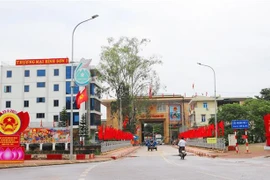 Cửa khẩu Hoành Mô (Bình Liêu, Quảng Ninh) được trang trí chuẩn bị cho ngày bầu cử. (Ảnh: TTXVN phát)