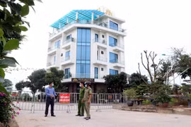 Lực lượng chức năng phong tỏa khách sạn Sun Hotel, khu đô thị Thiên Phú, phường Tứ Minh, thành phố Hải Dương. (Ảnh: Mạnh Tú/TTXVN)