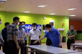 Chủ tịch UBND tỉnh Bắc Giang Lê Ánh Dương kiểm tra công tác phòng chống dịch COVID-19 tại Công ty TNHH SHIGYOUNG, Khu công nghiệp Vân Trung, huyện Việt Yên. (Ảnh: TTXVN phát)