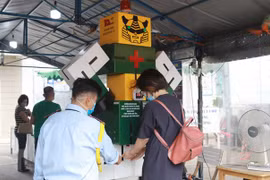 Đo thân nhiệt, rửa tay bằng robot tự động tại Bệnh viện Thống Nhất Thành phố Hồ Chí Minh. (Ảnh: Đinh Hằng/TTXVN)