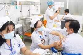 Tiêm vaccinein cho lực lượng tuyến đầu chống dịch tại Tây Ninh. (Ảnh: Thanh Tân/TTXVN)
