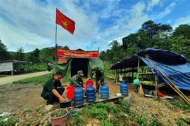 Các chốt kiểm dịch dã chiến được dựng ngay bên các lối mở, đường mòn nơi biên giới Điện Biên. (Ảnh: Phan Tuấn Anh/TTXVN)