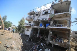 Một tòa nhà bị phá hủy sau vụ oanh kích của Israel xuống thành phố Khan Younis, Dải Gaza ngày 12/5/2021. (Ảnh: THX/TTXVN)