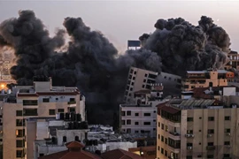 Khói lửa bốc lên sau loạt không kích của Israel xuống Dải Gaza ngày 11/5/2021. (Ảnh: AFP/TTXVN)