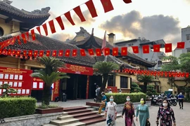 Cử tri đến tham gia bầu cử tại Khu vực bỏ phiếu số 2 phường Điện Biên, Ba Đình, Hà Nội. (Ảnh: Lâm Khánh/TTXVN)