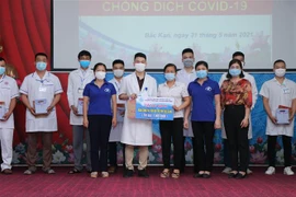 Các nhà tài trợ là các đơn vị, doanh nghiệp, hiệp hội trên địa bàn tỉnh Bắc Kạn đã trao tặng các phần quà có ý nghĩa tới đoàn công tác như vật tư nghành y, khẩu trang, thiết bị bảo hộ…(Ảnh: Vũ Hoàng Giang/TTXVN)