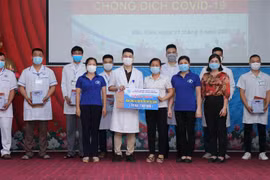 Các nhà tài trợ là các đơn vị, doanh nghiệp, hiệp hội trên địa bàn tỉnh Bắc Kạn đã trao tặng các phần quà có ý nghĩa tới đoàn công tác như vật tư nghành y, khẩu trang, thiết bị bảo hộ…(Ảnh: Vũ Hoàng Giang/TTXVN)