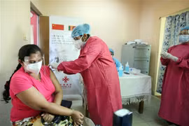 Tiêm vaccine phòng COVID-19 cho người dân tại Kalutara, Sri Lanka, ngày 8/5/2021. (Ảnh: THX/ TTXVN)