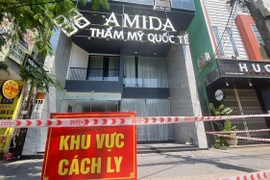 Thẫm mỹ viện quốc tế AMIDA (đường Phan Châu Trinh, quận Hải Châu, thành phố Đà Nẵng), địa điểm có liên quan nhiều ca lây nhiễm cộng đồng được cách ly. (Ảnh: Văn Dũng/TTXVN)