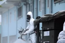 Cán bộ, chiến sỹ Binh chủng Hóa học và Bộ Tư lệnh Thủ đô phun khử khuẩn tại Bệnh viện K cơ sở Tân Triều. (Ảnh: Minh Đức/TTXVN)