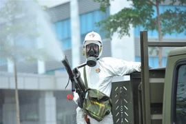 Bộ đội hóa học phun thuốc khử trùng Bệnh viện Bệnh Nhiệt đới Trung ương cơ sở Đông Anh. (Ảnh: Minh Đức/TTXVN)